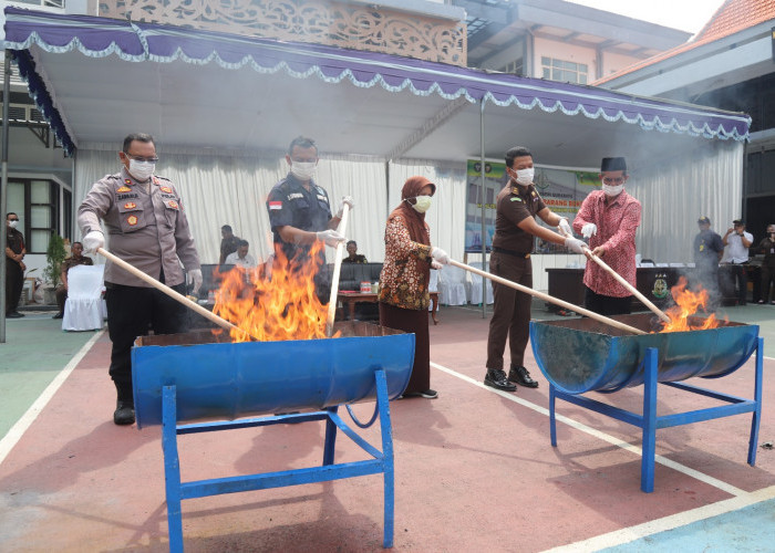 Berkekuatan Hukum Tetap, Kejari Surabaya Musnahkan Narkoba Hingga Upal