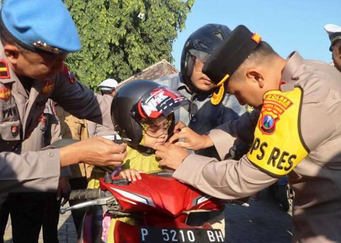 Berikan Edukasi Tertib Berlalu Lintas Sejak Dini, Kapolres Bagikan Helm kepada Siswa di Probolinggo