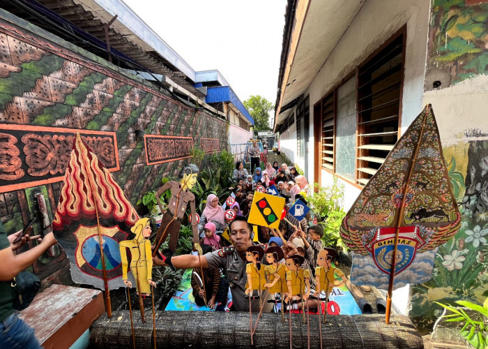 Kapolsek Kediri Kota Ajak Anak-Anak Tertib Berlalulintas dengan Wayang Kardus