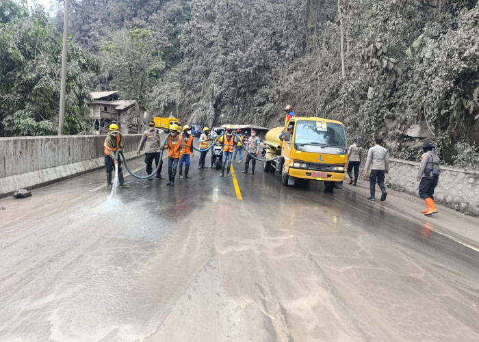 Erupsi Semeru, Polres Lumajang Imbau Warga Waspada Melintas di Jembatan Curah Koboan