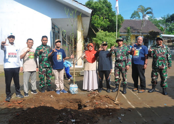 DLH Lumajang Dukung TMMD ke-123 dengan Penanaman Pohon di Desa Burno