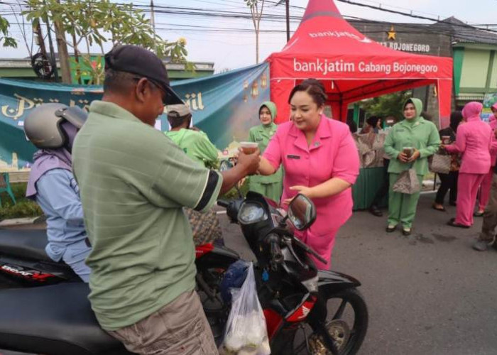 Bhayangkari dan Persit Bojonegoro Berbagi Takjil di Bulan Ramadan