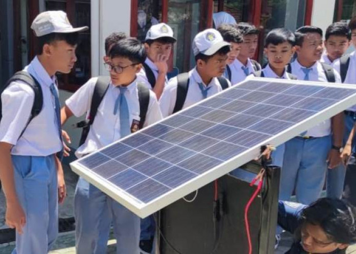 Teknik Elektro UMM Ajarkan Energi Baru Terbarukan ke Siswa SMK