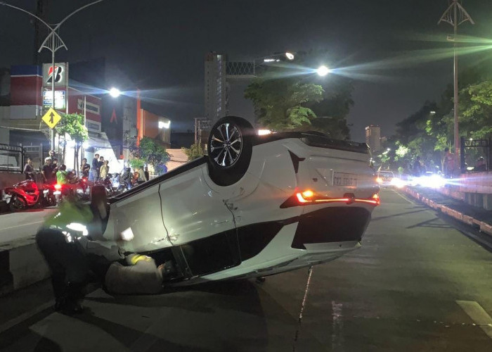 Tabrak Rambu Pembatas Jalan, Mobil WNA Korea Terbalik di Mayjend Sungkono