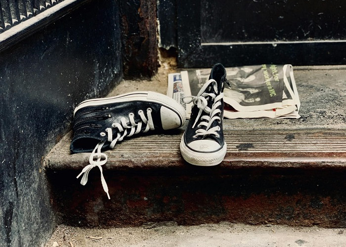 Manfaat Menaruh Sepatu Bekas di Depan Pintu saat Mudik: Trik Psikologis agar Rumah Terlihat Masih Dihuni