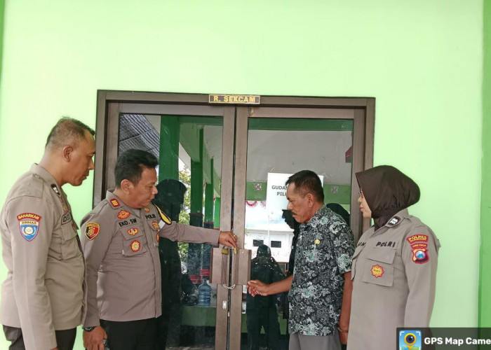 Kapolsek Temayang Pantau Tempat Penyimpanan Logistik Kotak Suara di Kecamatan