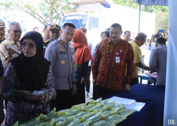 Polres Bojonegoro Bersama Bulog Gelar Gerakan Pangan Murah di Kecamatan Padangan