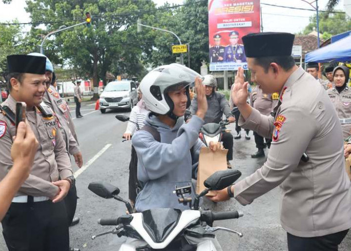 Kapolres Magetan Bagi Takjil Setiap Sore Selama Ramadan