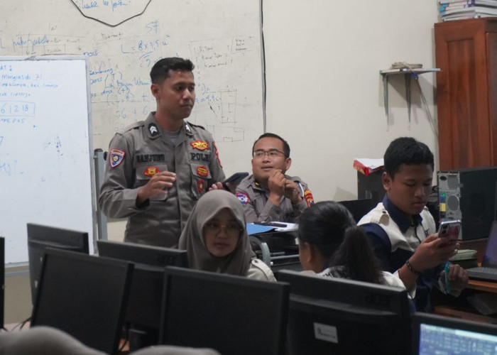 Polresta Sidoarjo Berikan Edukasi AI dan Literasi Digital kepada Pelajar SMKN 1