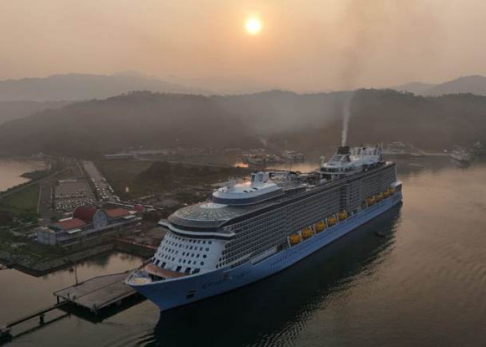 Kapal Pesiar Terbesar Quantum of the Seas Sandar di Pelabuhan Lembar