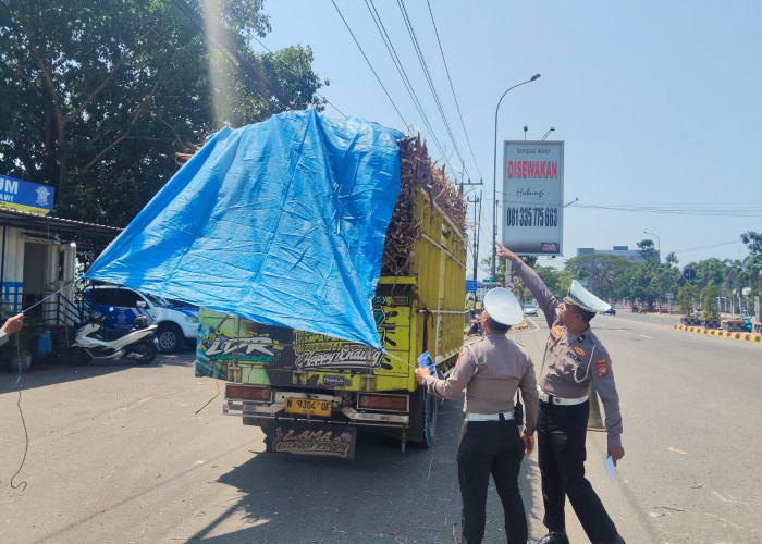 Truk Tebu Melintas, Satlantas Polres Ngawi Ingatkan Sopir Wajib Pasang Terpal