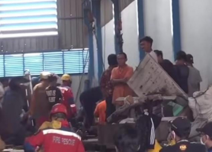 Dua Pekerja Tertimpa Tumpukan Besi di Ngagel, Satu Masih Dirawat Intensif