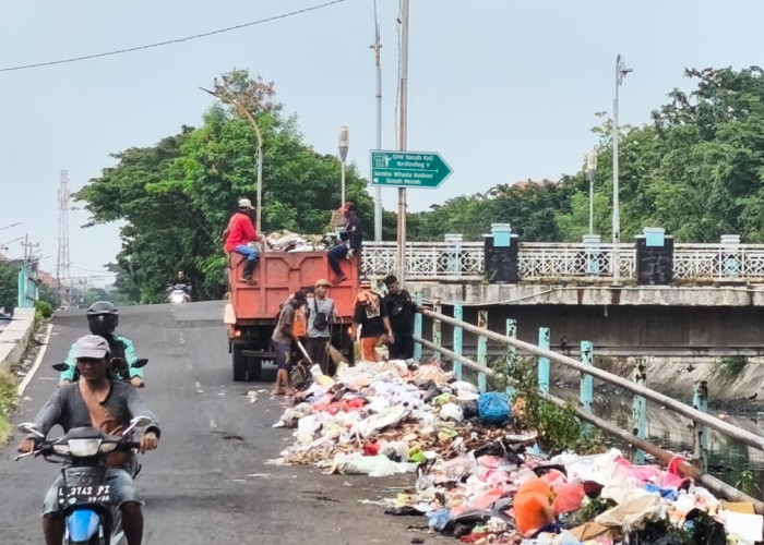 Ironis! Meski Dijaga Satpol PP, Jembatan Pelatuk Donomulyo Tetap Jadi Favorit Tempat Pembuangan Sampah 