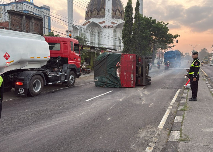 Sopir Ngantuk, Truk Colt Diesel Terguling Tabrak Tiang PJU di Plosowayu Lamongan 