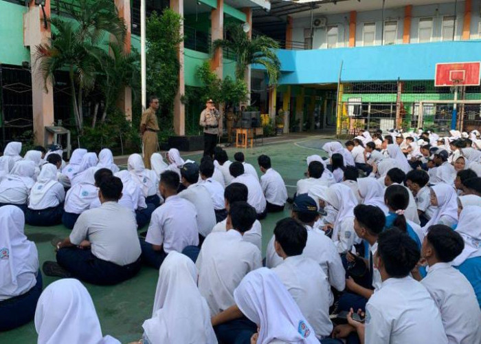 Ramadan Sebentar Lagi, Wakapolsek Rungkut Ajak Siswa SMPN 17 Surabaya Jaga Ketertiban