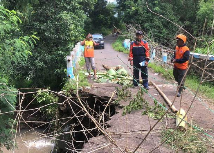 TPT Jembatan Tamansari Pasuruan Ambrol Akses Mobil di Wonorejo Pasuruan Terputus