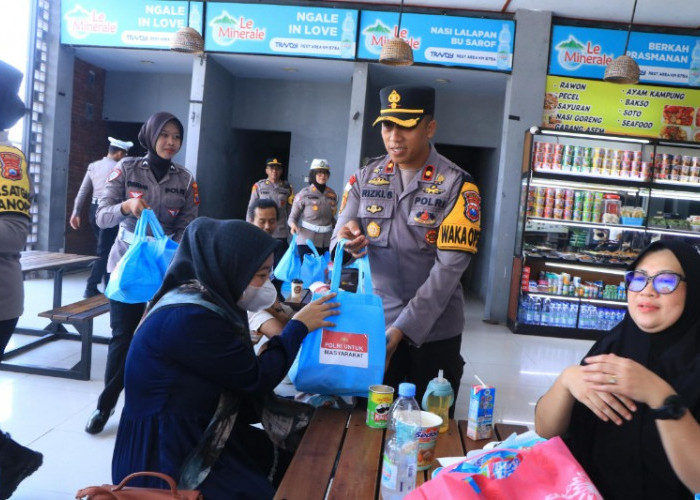 Wakapolres Ngawi dan Polwan Bagikan Bingkisan untuk Pemudik di Rest Area 575A