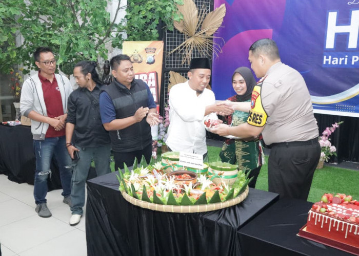 Potong Tumpeng di HPN, Kapolres Bondowoso Tegaskan Komitmen Keterbukaan Informasi