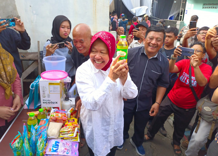 Risma Dapat Doorprize Minyak Goreng Usai Nyoblos di TPS 16 Jajar Tunggal Wiyung