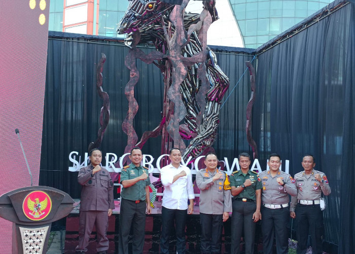 Wali Kota Eri dan Kapolrestabes Surabaya Resmikan Monumen Suroboyo Wani dari 1.000 Knalpot Brong