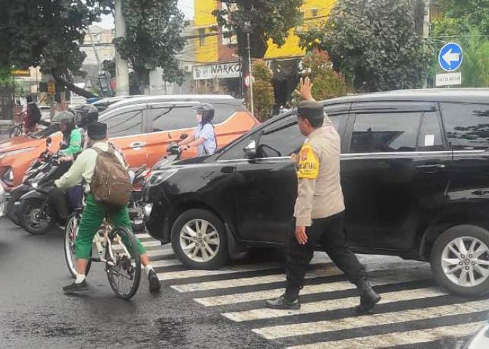 Polsek Rungkut Siaga Pagi Pastikan Kelancaran Lalu Lintas di Titik Rawan Kemacetan