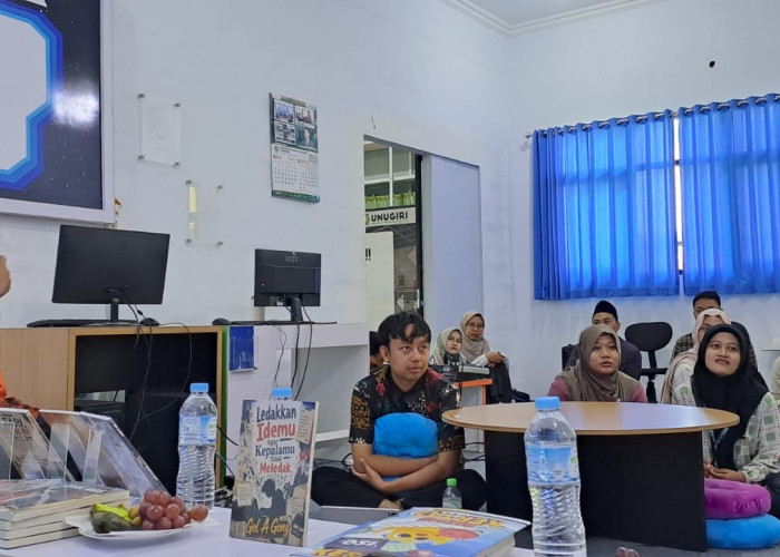 Hadir di Perpustakaan Unugiri, Duta Baca Indonesia Gol A Gong Beri Motivasi Menulis