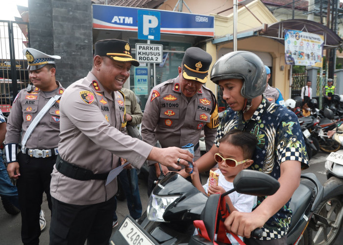 Awali Operasi Patuh Semeru 2026, Kapolres Jember Bagikan Es Krim dan Sosialisasi Tertib Berlalu Lintas