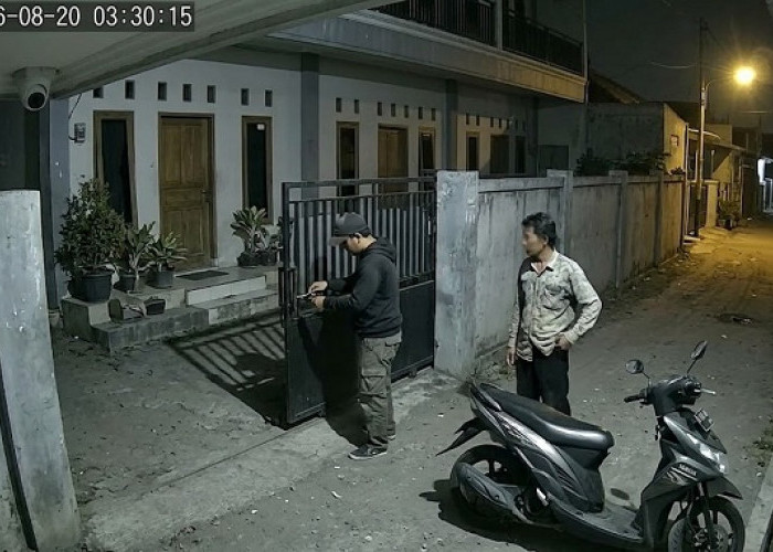 Dua Pria Bobol Rumah Kos di Sambikerep Surabaya Terekam CCTV,  Embat 2 HP dan Dompet