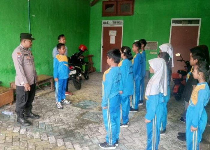 Bhabinkamtibmas Polsek Karangpilang Gelar Police Go To School, Berikan Binluh ke Siswa SDN