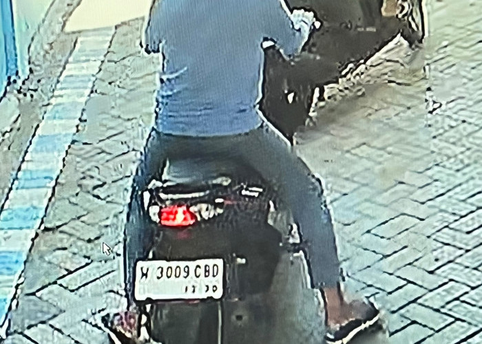 Terekam CCTV, Dua Pelaku Curi Honda Beat Petugas Sensus Ekonomi di Balai RW Simo Kwagean