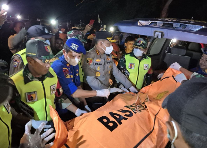 Kapolresta Banyuwangi Pimpin Evakuasi Diduga Korban Ke-13 KMP Tunu Pratama Jaya di Teluk Banyubiru