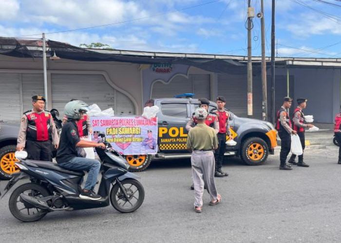 100 Nasi Kotak Dibagikan Satsamapta Polres Lumajang  Lewat Program Padi Sawargi