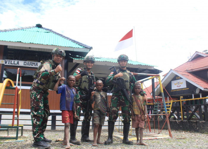 Satgas Yonif 509 Condromowo Berbaur dan Bermain Bersama Masyarakat dan Anak-anak Papua