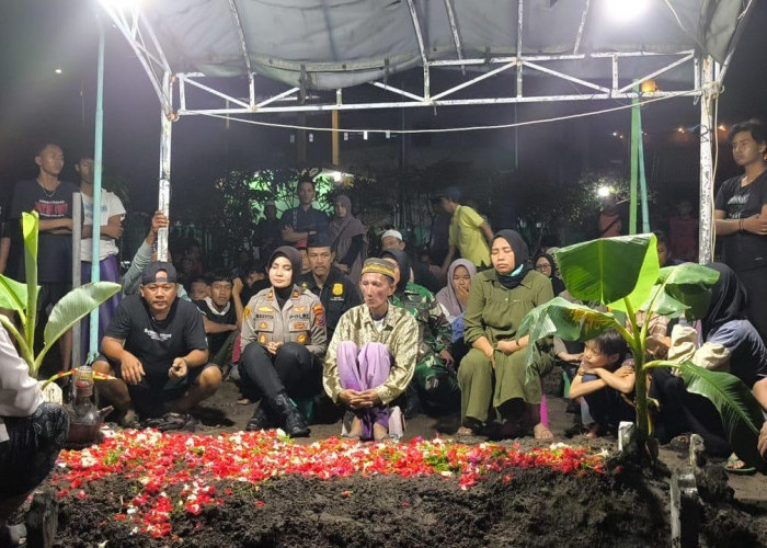 Kapolsek Sedati Ikuti Pemakaman Santri Ponpes Al Khoziny di Desa Pulungan