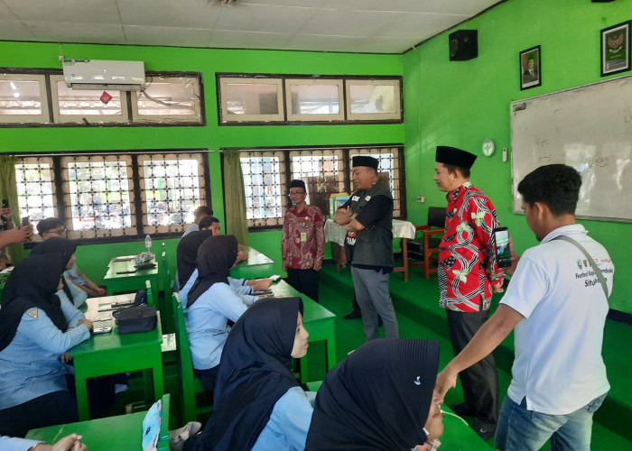 Tinjau MAN 2 Situbondo, Mas Rio Motivasi Siswa Kelas 12 Prioritaskan Kuliah dan Kerja Dibanding Menikah
