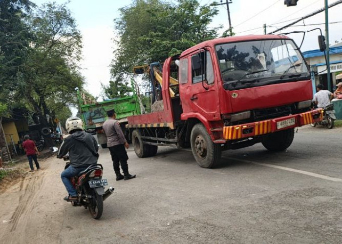 Dua Truk Adu Banteng di Wringinanom Gresik, Sopir Alami Patah Kaki