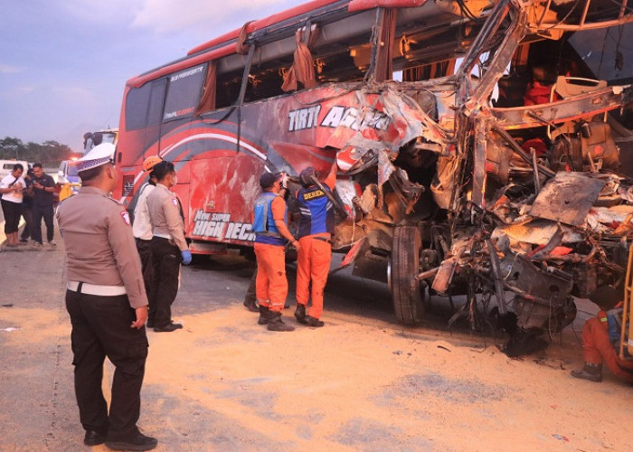 Kecelakaan di Tol Lawang-Surabaya: Truk Kontainer Mundur Tabrak Bus Pariwisata, 4 Tewas