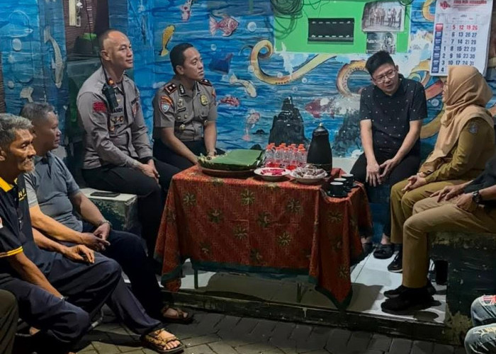 Kasat Binmas Polrestabes Surabaya Bersama Kapolsek Bubutan Gelar Cangkrukan Bersama Warga Maspati