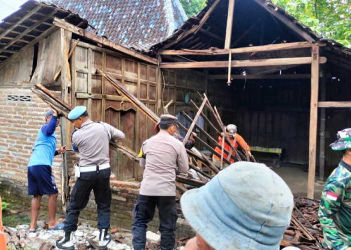 Sinergitas TNI-Polri dan Warga Tangani Dampak Puting Beliung di Magetan