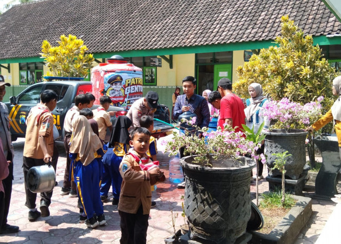 Patroli Gentong Polres Trenggalek Salurkan Air Bersih ke Sekolah dan Tempat Ibadah