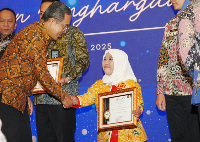 PPNASN Imigrasi Surabaya dengan Keterbatasan Fisik Sabet Penghargaan Pengabdian Khusus dari Dirjen Imigrasi