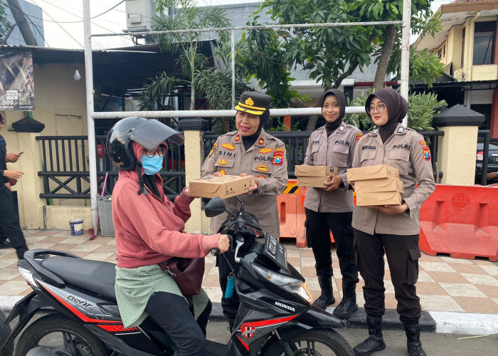 Polwan Polda Jatim dan Polrestabes Surabaya Bagikan Takjil di Karangpilang