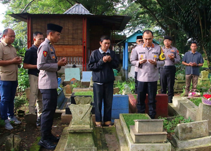 Jelang Ramadan, Kapolresta Malang Kota Nyekar ke Korban Kanjuruhan