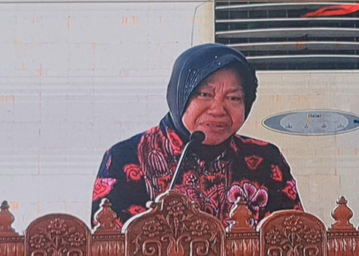 Risma Terisak saat Apresiasi Komitmen Pesantren Shiddiqiyah Bangun Rumah untuk Warga Miskin