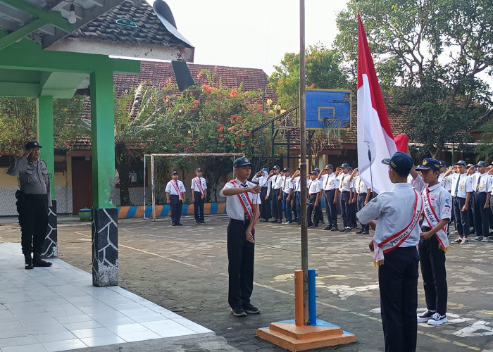 Jadi Irup di SMPN 2 Jatiroto, Bhabinkamtibmas Jatiroto Ajak Cegah Kenakalan Remaja