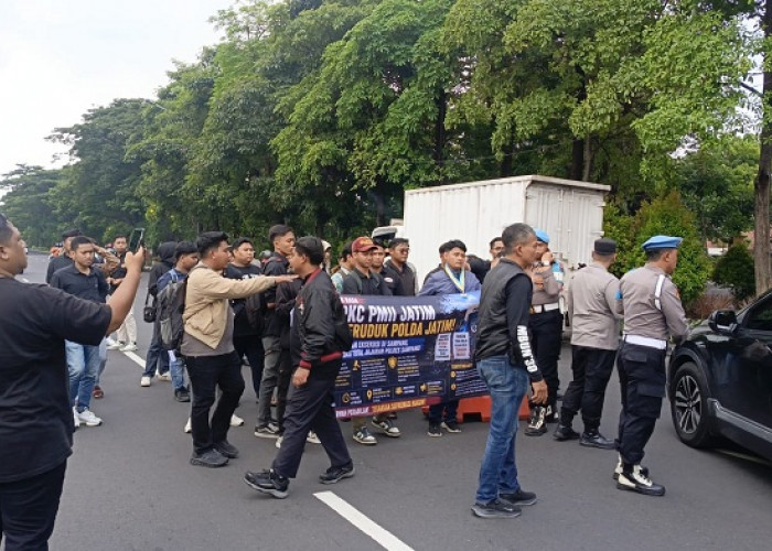 Polsek Gayungan Kawal Aksi Unjuk Rasa LBH PKC PMI Jatim