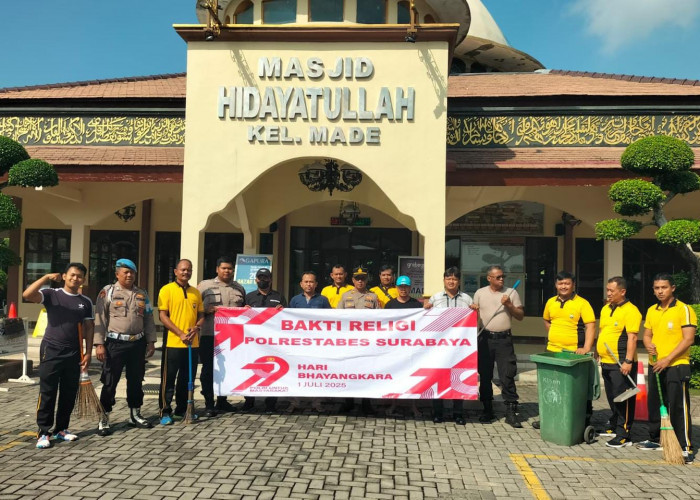 Bakti Religi Polsek Lakarsantri: Sambut Hari Bhayangkara ke-79 dengan Bersihkan Masjid