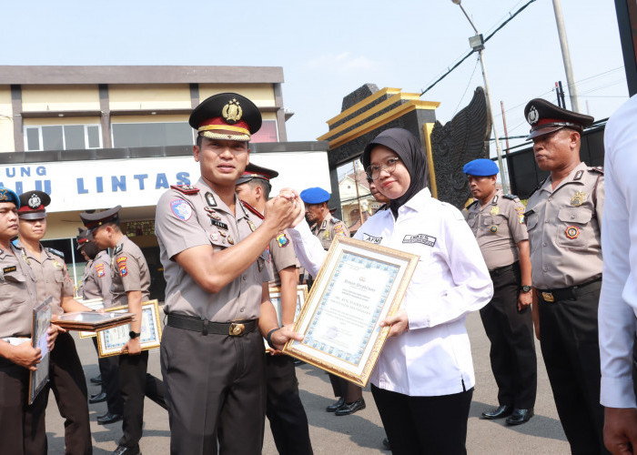 Bakar Semangat Anggota! Polres Lamongan Berikan Penghargaan Personel dan Warga