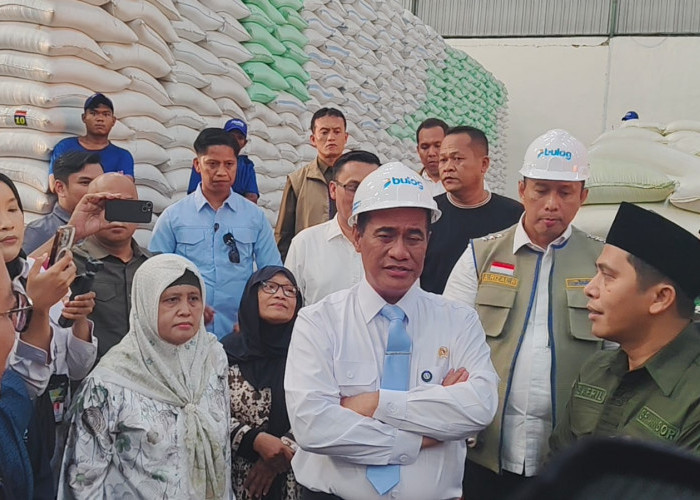 Menteri Pertanian Ajak Mahasiswa Cek Stok Beras di Gudang Bulog Surabaya