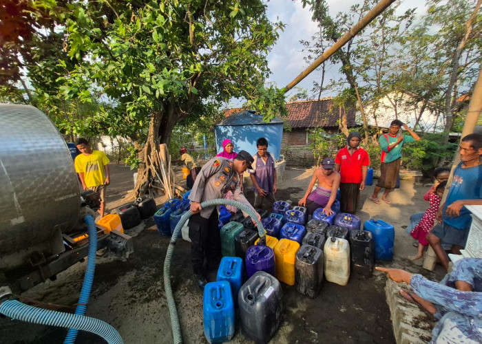 Polres Probolinggo dan BPBD Salurkan Air Bersih untuk Warga Tegalsiwalan